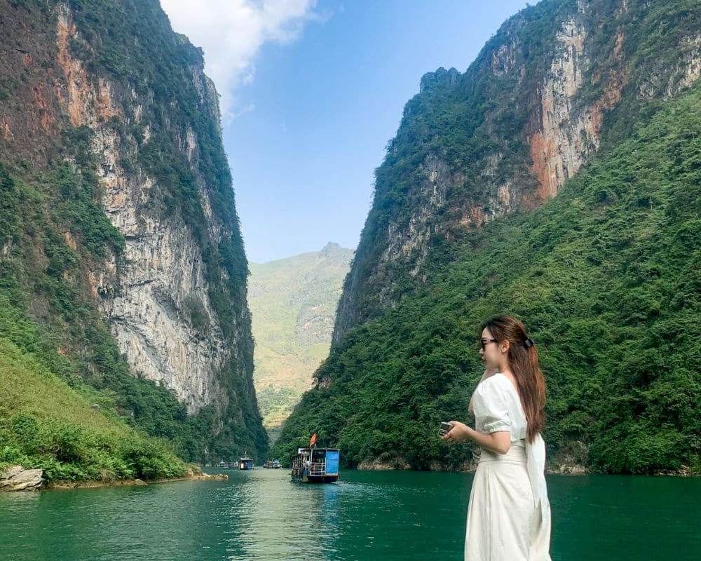 Stunningly beautiful photos of tourists when taking a boat along the Nho Que River